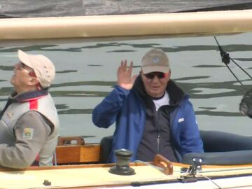 El rey Juan Carlos sale a navegar, junto con su hija, la infanta Elena, en el 'Bribón'