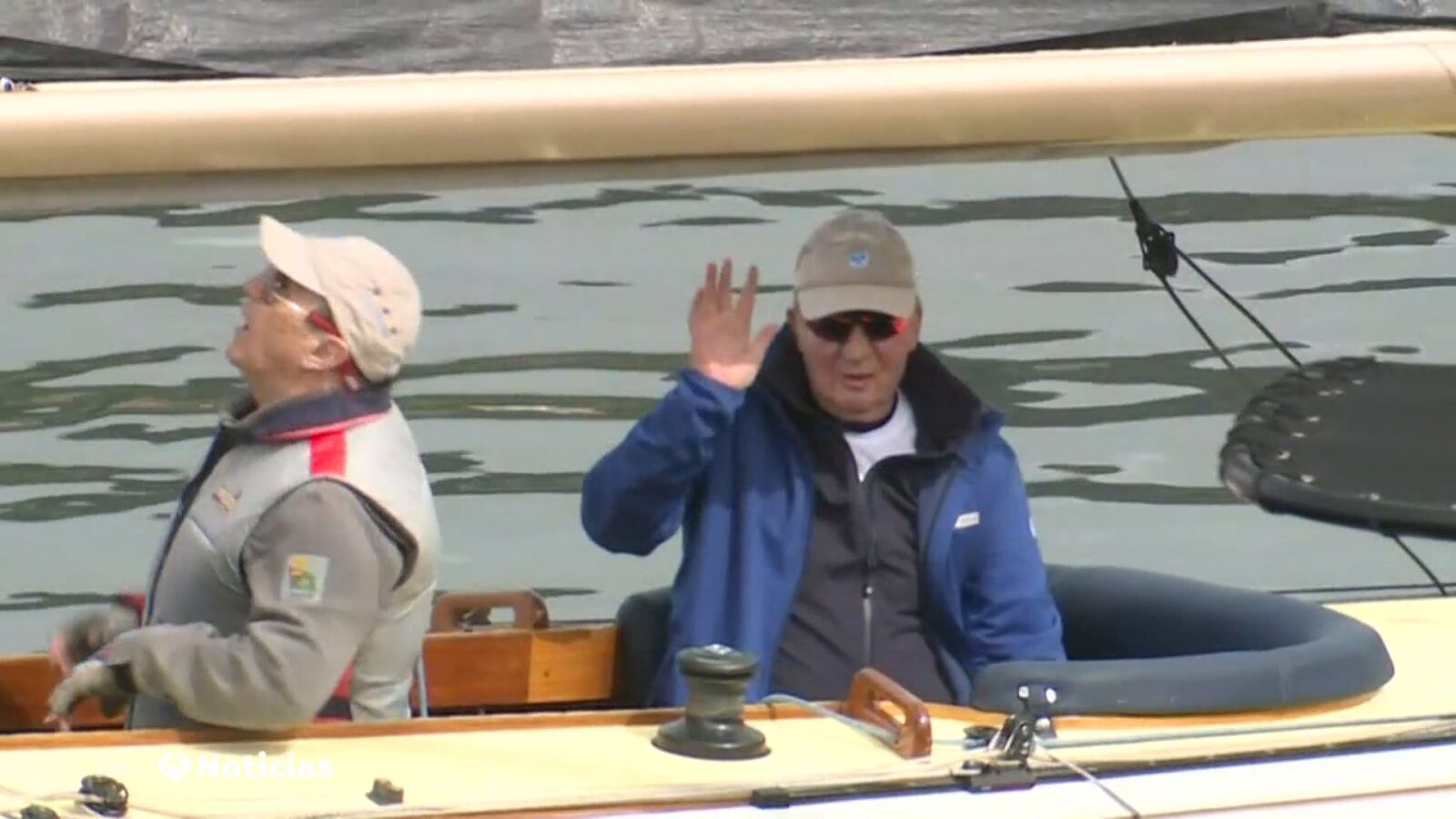 El rey Juan Carlos sale a navegar, junto con su hija, la infanta Elena, en el 'Bribón'