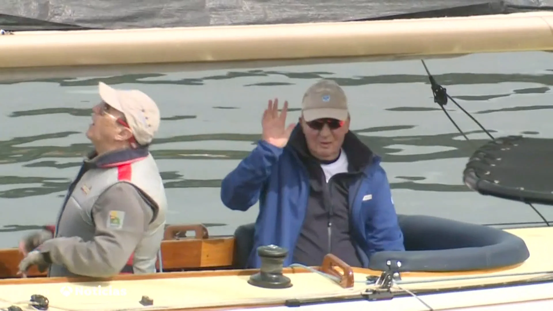 El rey Juan Carlos sale a navegar, junto con su hija, la infanta Elena, en el 'Bribón' El rey Juan Carlos sale a navegar, junto con su hija, la infanta Elena, en el 'Bribón'