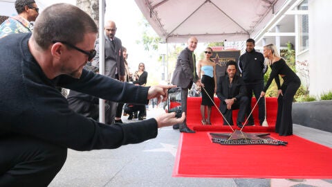 Channing Tatum fotografiando a Lenny Kravitz con su estrella en el Paseo de la Fama