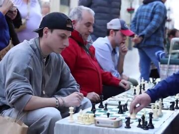 Personas de todo el mundo juegan al ajedrez en la calle Larios 