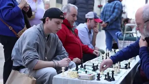 Personas de todo el mundo juegan al ajedrez en la calle Larios Personas de todo el mundo juegan al ajedrez en la calle Larios