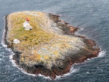 Imagen del islote donde está ubicado el faro y la casa en Noruega