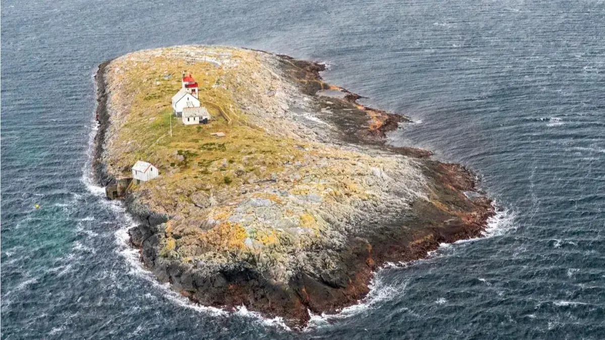 Imagen del islote donde está ubicado el faro y la casa en Noruega Imagen del islote donde está ubicado el faro y la casa en Noruega