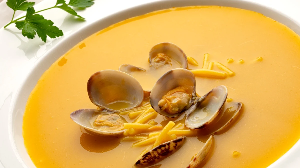 Sopa de almejas al azafr&aacute;n, de Karlos Argui&ntilde;ano