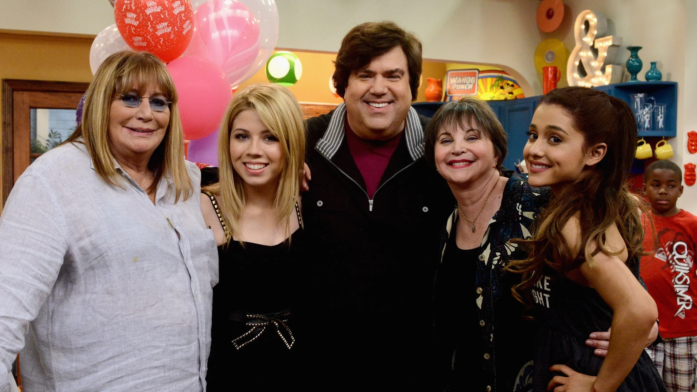 Penny Marshall y Cindy Williams con el productor Dan Schneider de Nickelodeon en Sam y Cat, protagonizada por Jennette McCurdy y Ariana Grande