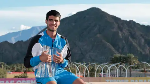 Carlos Alcaraz posa con el trofeo de Indian Wells con el desierto de California de fondo Carlos Alcaraz posa con el trofeo de Indian Wells con el desierto de California de fondo