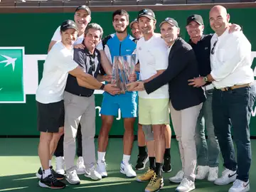 Carlos Alcaraz posa con el trofeo de Indian Wells acompañado de su equipo y familia