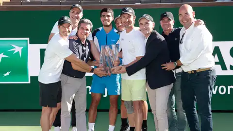 Carlos Alcaraz posa con el trofeo de Indian Wells acompañado de su equipo y familia Carlos Alcaraz posa con el trofeo de Indian Wells acompañado de su equipo y familia