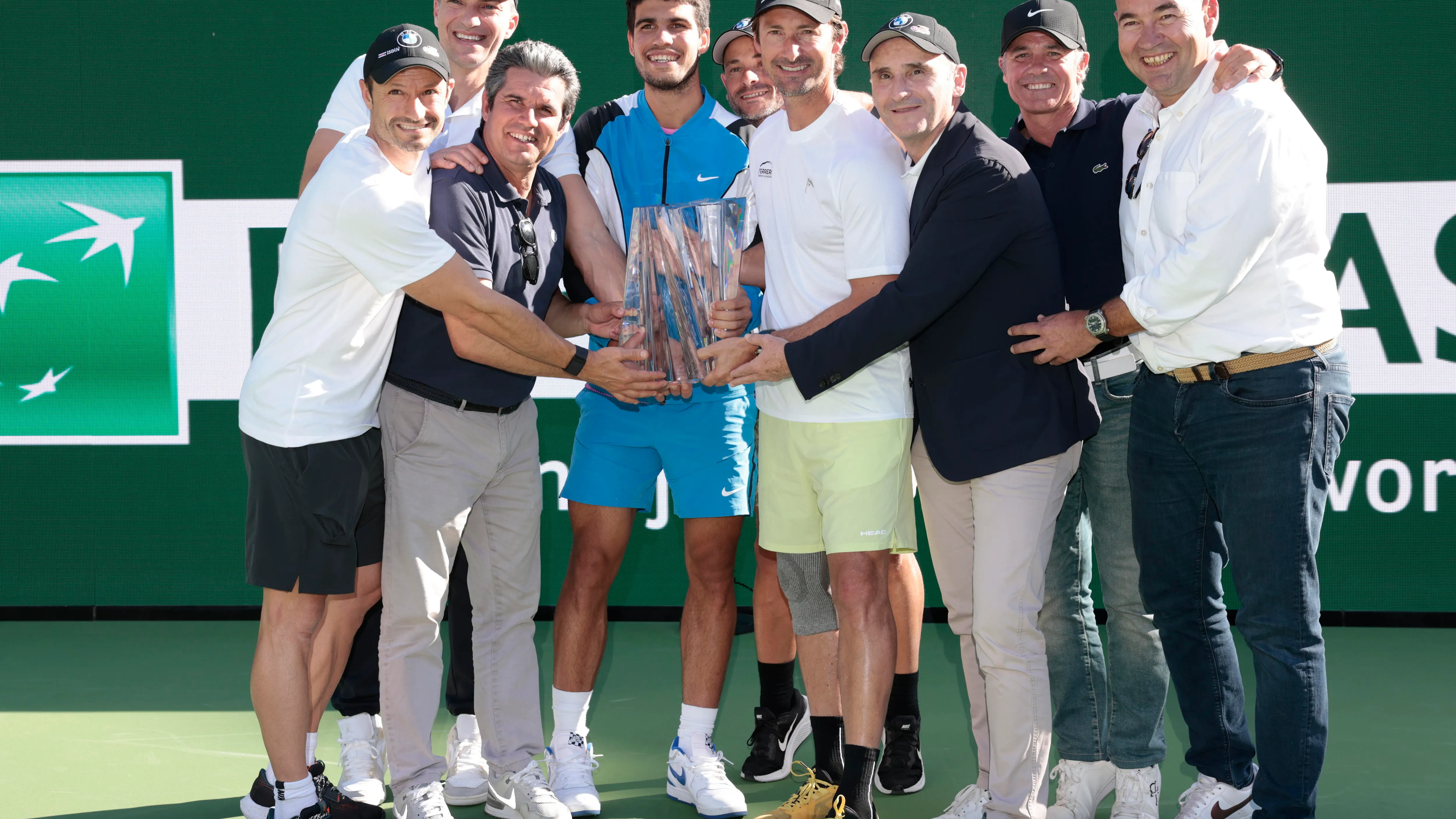 Carlos Alcaraz posa con el trofeo de Indian Wells acompa&ntilde;ado de su equipo y familia