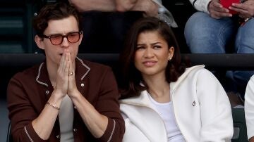 Tom Holland y Zendaya en un partido de tenis femenino