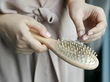 Peine sucio con pelos Peine sucio con pelos