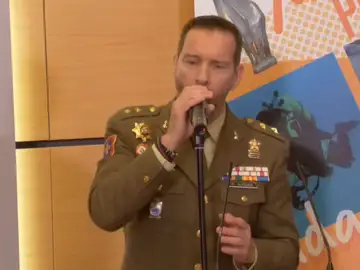 Teniente coronel Manuel González Hernández cantando en unos premios de las FF.AA