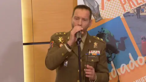 Teniente coronel Manuel González Hernández cantando en unos premios de las FF.AA Teniente coronel Manuel González Hernández cantando en unos premios de las FF.AA