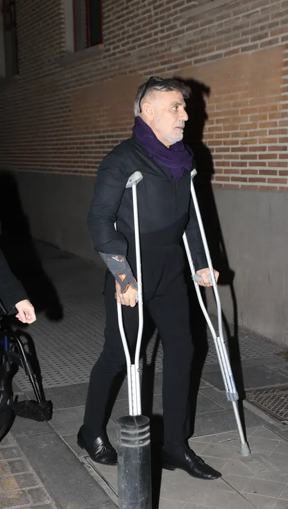 Joaquín Torres se ayuda de unas muletas para caminar