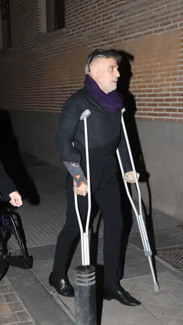 Joaquín Torres se ayuda de unas muletas para caminar Joaquín Torres se ayuda de unas muletas para caminar