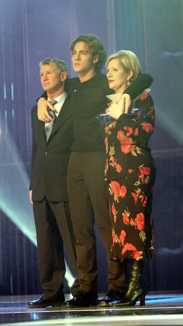 David Bisbal con sus padres en 2002 David Bisbal con sus padres en 2002