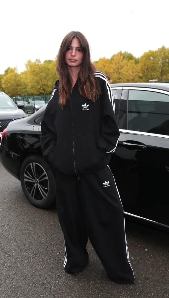 Emily Ratajkowski con los pantalones Firebird de Adidas para Balenciaga