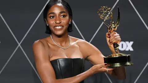 Ayo Edebiri con su Emmy Ayo Edebiri con su Emmy