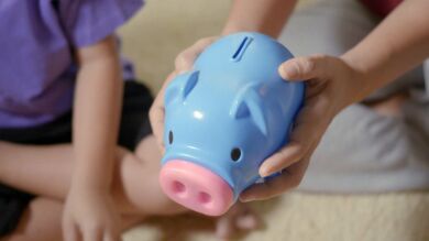 Los trucos virales para ahorrar ante la subida de los precios: el del céntimo o los sobres