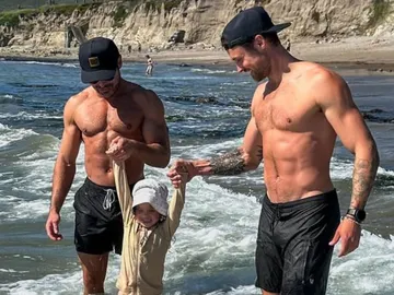 Zac Efron con su hermano Dylan y su hermana Olivia en la playa Zac Efron con su hermano Dylan y su hermana Olivia en la playa