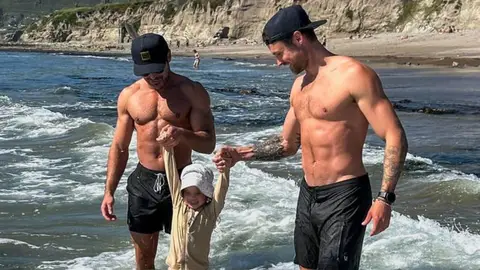 Zac Efron con su hermano Dylan y su hermana Olivia en la playa Zac Efron con su hermano Dylan y su hermana Olivia en la playa