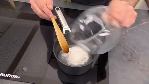 Cuando esté hirviendo, añade la harina de arroz Cuando esté hirviendo, añade la harina de arroz