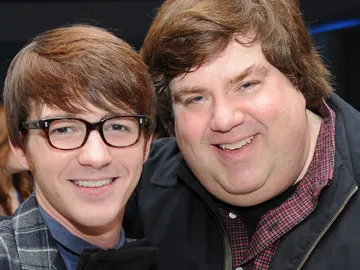 Dan Schneider y Drake Bell en la premiere de la serie de Nickelodeon Drake y Josh en 2008 Dan Schneider y Drake Bell en la premiere de la serie de Nickelodeon Drake y Josh en 2008