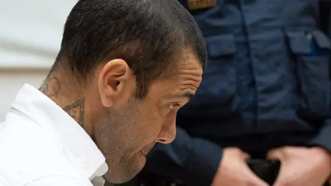 La Audiencia de Barcelona acuerda prisión eludible con fianza para Dani Alves La Audiencia de Barcelona acuerda prisión eludible con fianza para Dani Alves