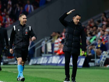 Xavi Hernández reacciona a una decisión del árbitro en el Atlético - Barcelona