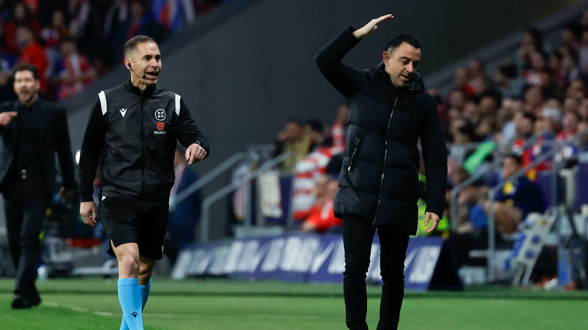 Xavi Hernández reacciona a una decisión del árbitro en el Atlético - Barcelona