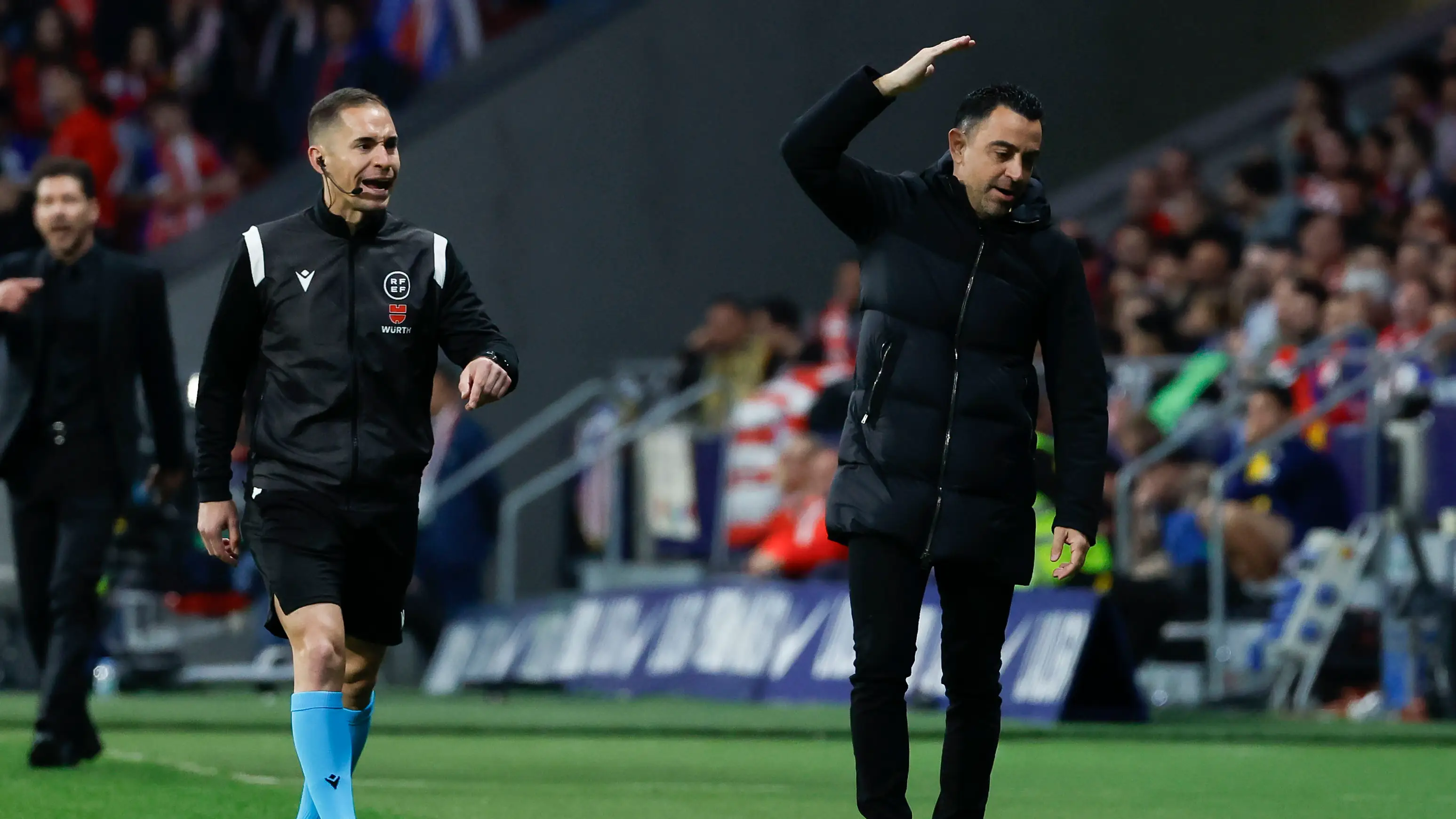 Xavi Hern&aacute;ndez reacciona a una decisi&oacute;n del &aacute;rbitro en el Atl&eacute;tico - Barcelona