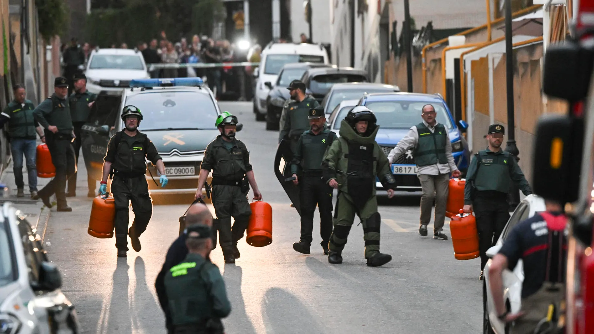 La Guardia Civil desalojando la zona