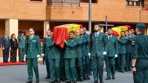 La Guardia Civil transporta los féretros La Guardia Civil transporta los féretros