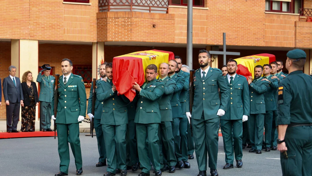La Guardia Civil transporta los féretros La Guardia Civil transporta los féretros