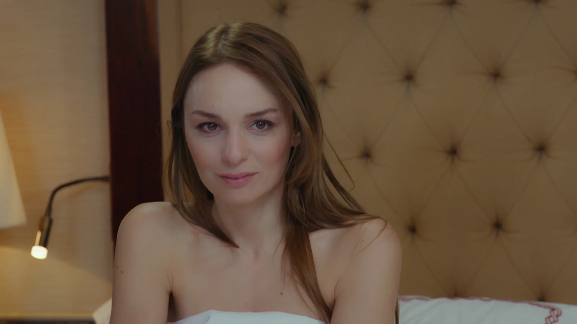 Cansu en la cama de Çağatay Cansu en la cama de Çağatay
