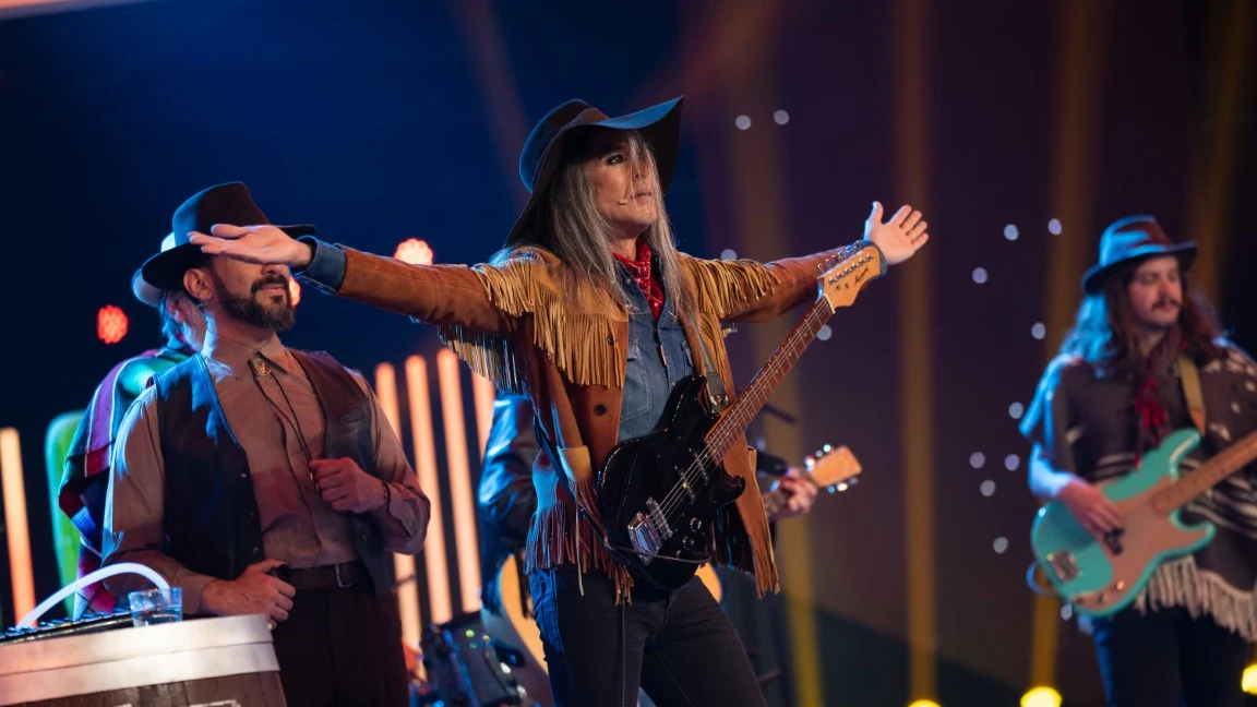 Mario Vaquerizo se pone su look de vaquero y saca su lado más salvaje en El Desafío Mario Vaquerizo vestido de vaquero toca la guitarra en El Desafío