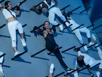 El embrujo de Mónica Cruz en un fascinante baile sobre una pared El embrujo de Mónica Cruz en un fascinante baile sobre una pared