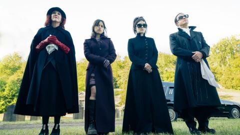 Catherine O'Hara, Jenna Ortgea, Winona Ryder y Justin Theroux en la secuela de Bitelchús