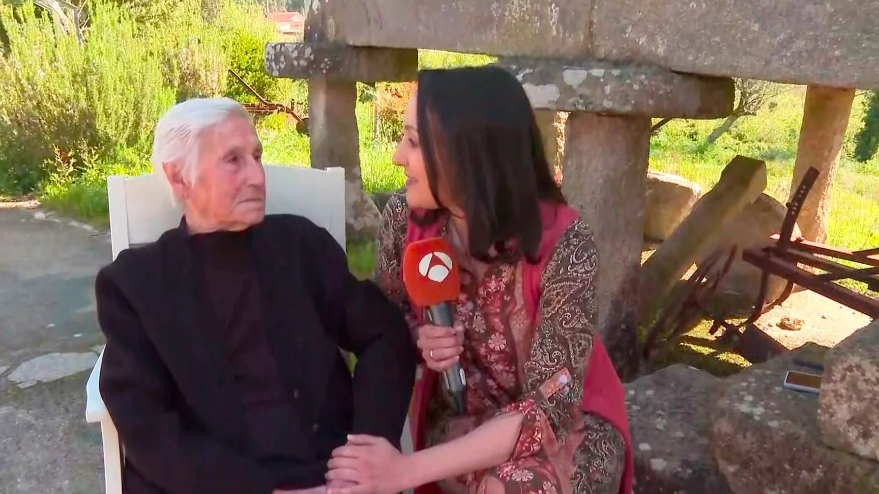 La emotiva entrevista de una reportera de Antena 3 a su abuela centenaria.