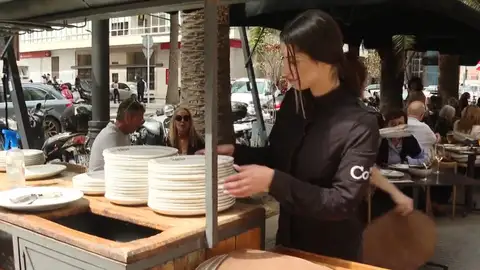 Una camarera trabajando en una terraza 