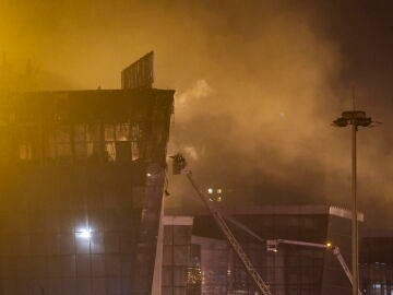 Los bomberos intentan extinguir un incendio en la sala de conciertos Crocus City Hall en llamas tras un tiroteo en Krasnogorsk, en las afueras de Moscú, Rusia