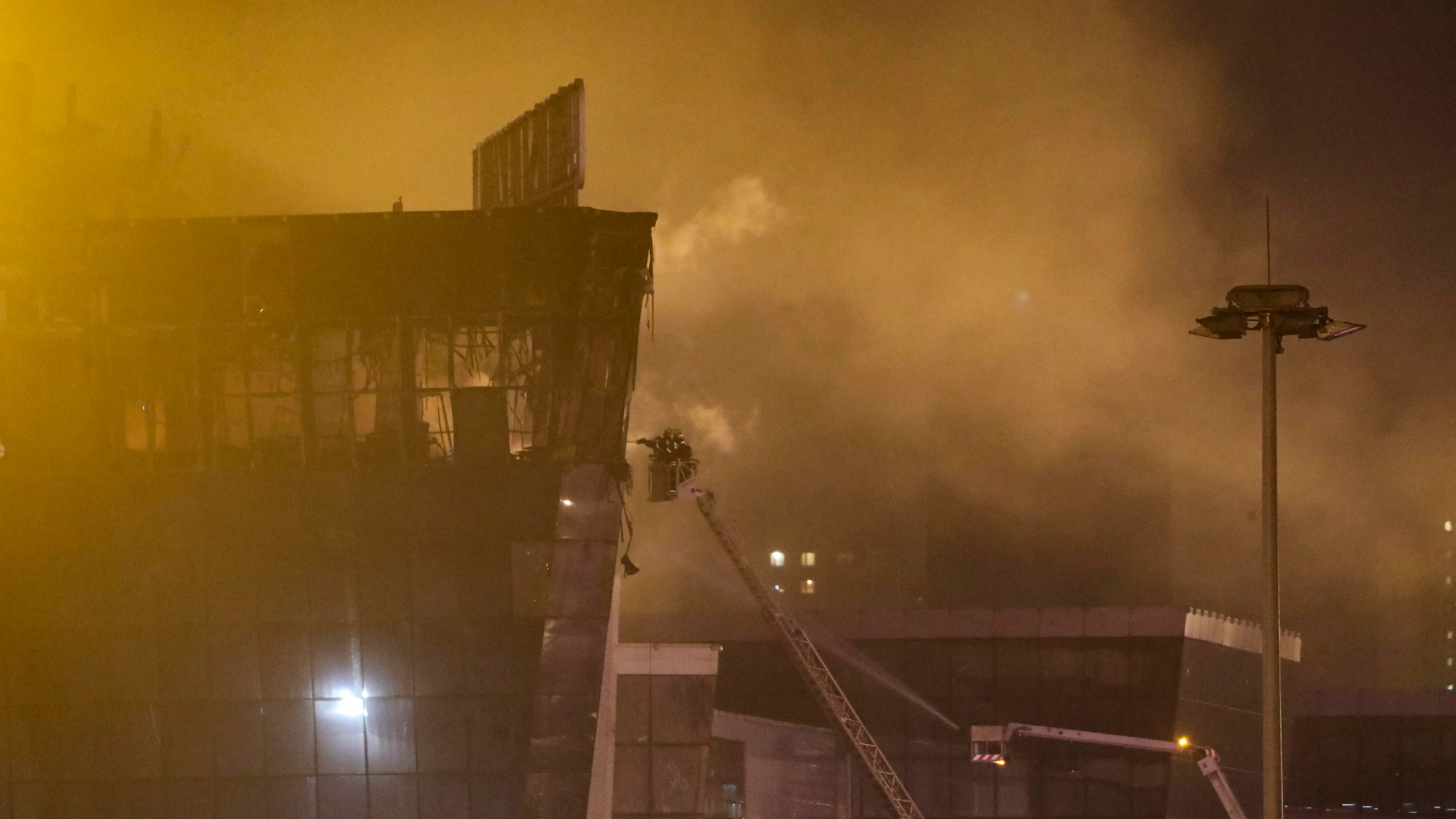 Los bomberos intentan extinguir un incendio en la sala de conciertos Crocus City Hall en llamas tras un tiroteo en Krasnogorsk, en las afueras de Moscú, Rusia Los bomberos intentan extinguir un incendio en la sala de conciertos Crocus City Hall en llamas tras un tiroteo en Krasnogorsk, en las afueras de Moscú, Rusia