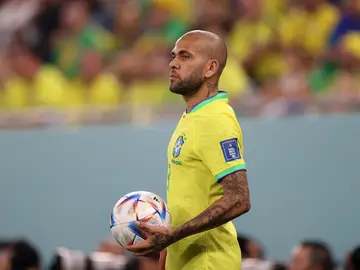 Dani Alves disputando un partido con Brasil en el Mundial de Qatar 2022