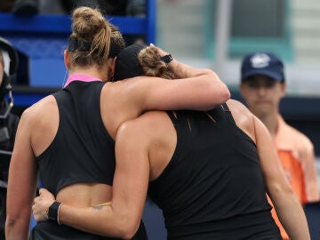 Paula Badosa y Aryna Sabalenka tras su partido en el Masters de Miami
