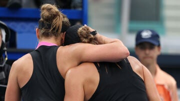 Paula Badosa y Aryna Sabalenka tras su partido en el Masters de Miami
