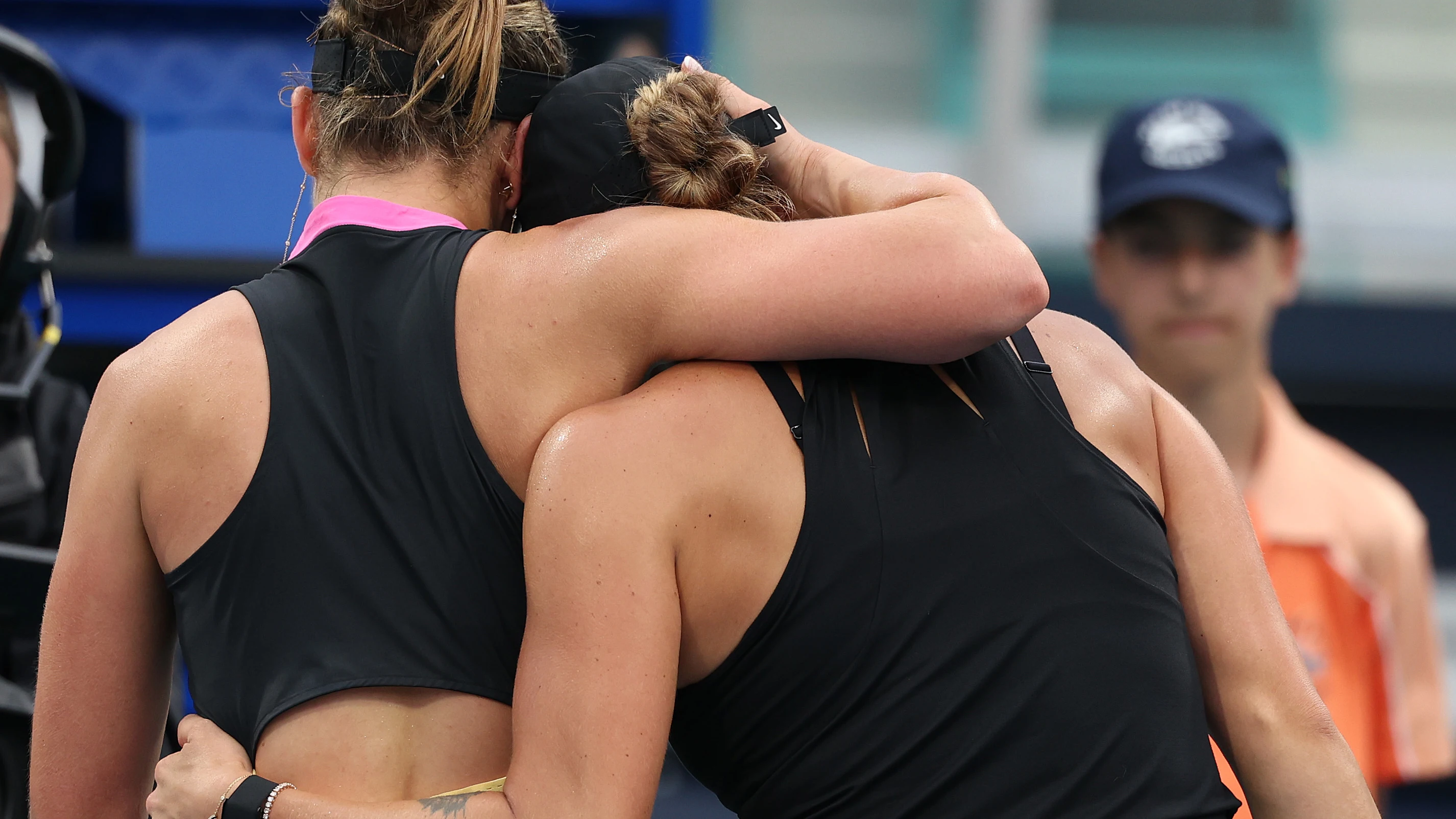 Paula Badosa y Aryna Sabalenka tras su partido en el Masters de Miami