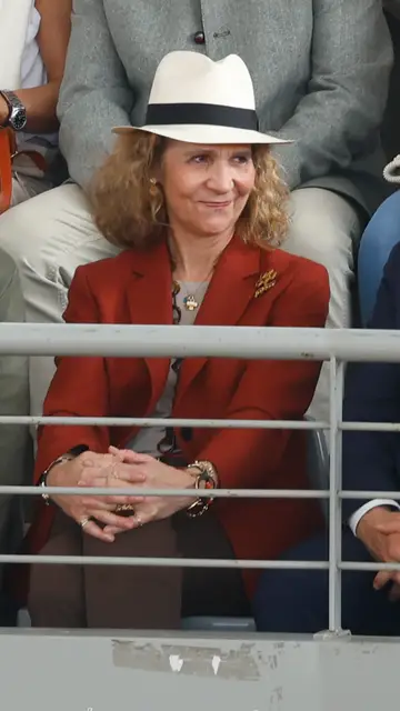 La infanta Elena en las gradas de la plaza de toros La infanta Elena en las gradas de la plaza de toros