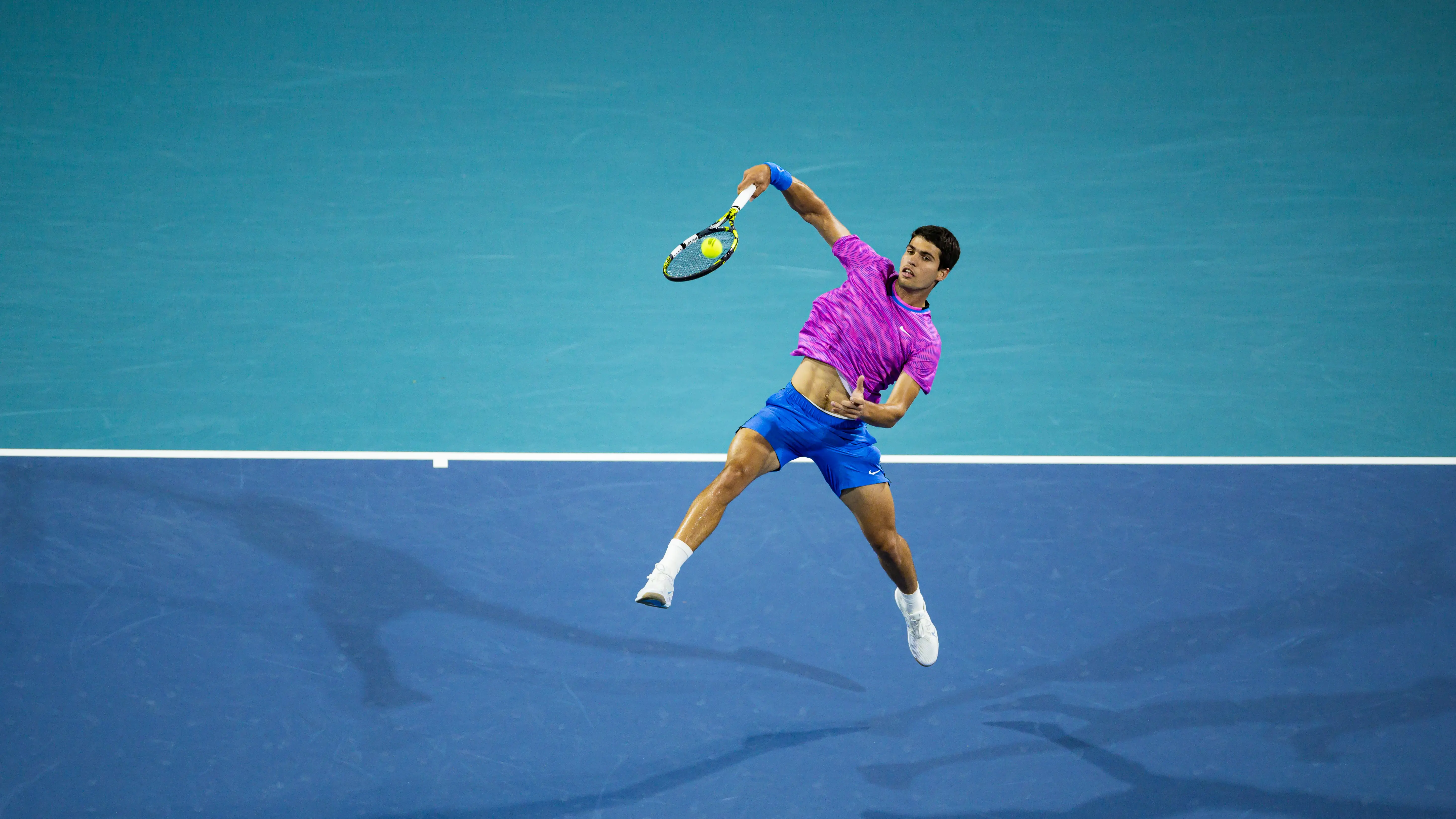 Carlos Alcaraz realiza un remate en su partido ante Carball&eacute;s Baena en el Masters de Miami
