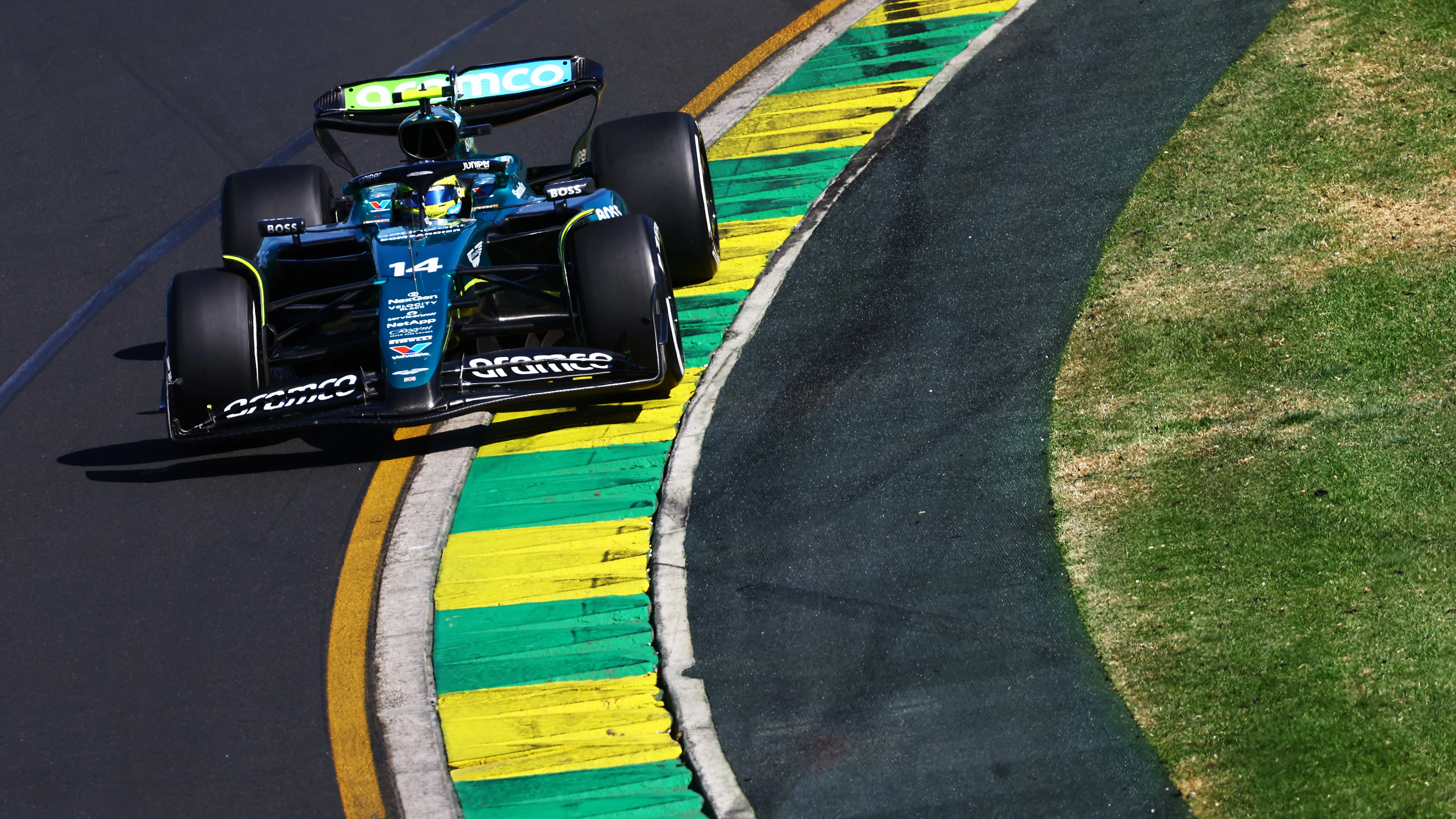 El Aston Martin de Fernando Alonso durante la carrera del GP de Australia de F1 El Aston Martin de Fernando Alonso durante la carrera del GP de Australia de F1